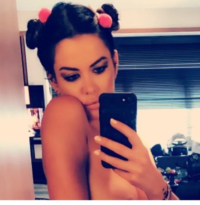  El blooper hot de Karina Jelinek en Instagram: se hizo una selfie sin corpiño ¡y mostró de más!