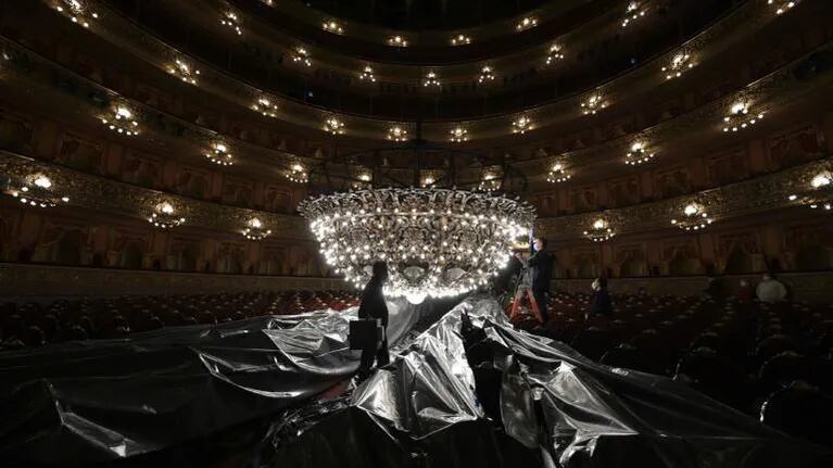 Se realizó la limpieza y mantenimiento de la histórica araña del Teatro Colón