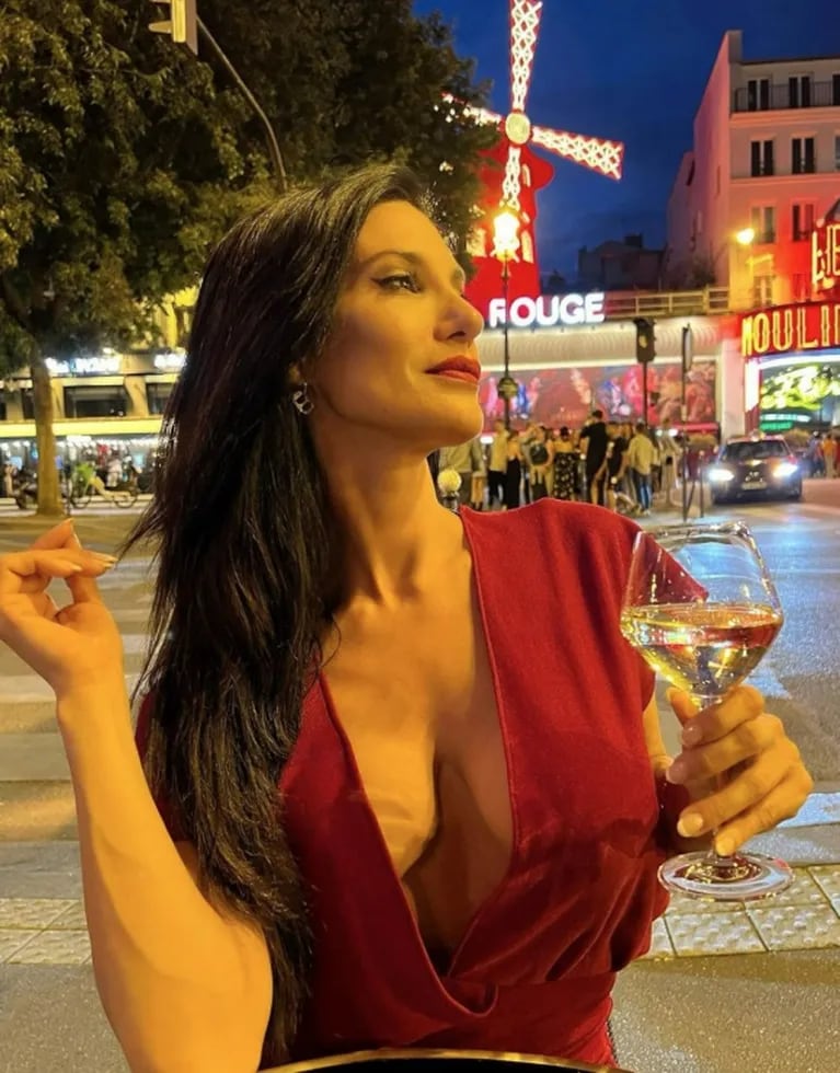 Silvina Escudero deslumbró con sus looks en París: mini short, top y audaz escote