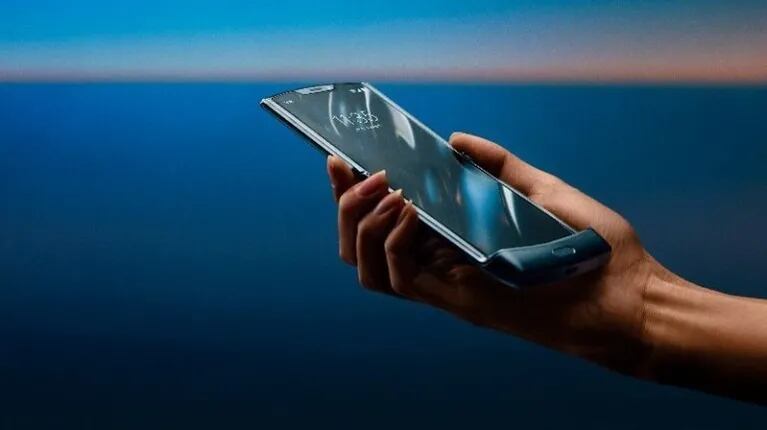 Motorola revisará la presencia de huellas en móviles plegables Razr nuevos antes de salir de la caja. Foto: DPA.