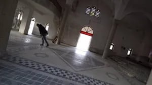 En un pueblo abandonado de Grecia, una iglesia inclinada se hace viral en redes sociales