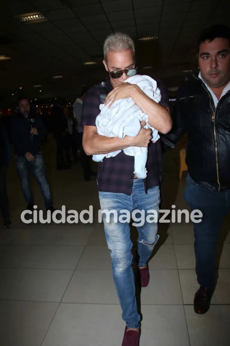 Flavio Mendoza arribó a la Argentina junto a su bebé, Dionisio, un día después de su primer cumplemes