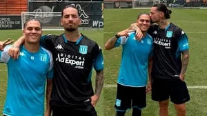 Maluma sorprendió por su talento futbolístico con Juanfer Quintero: el video pateando tiros libres