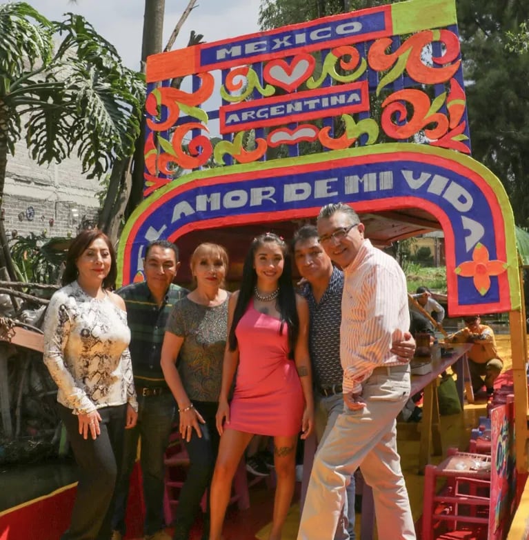 María Becerra compartió las excéntricas fotos de su viaje a México para promocionar su nueva canción