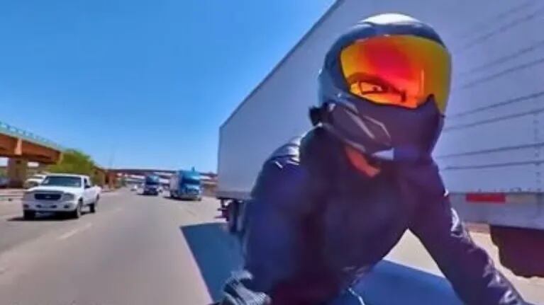 La cámara de un motorista captura el momento en que una moto choca contra un camión 
