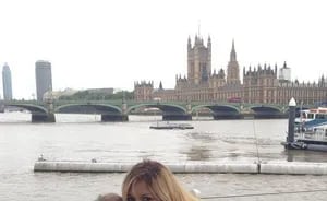 La Princesita Karina, feliz junto a la pequeña Sol en Londres (Foto: Twitter). 