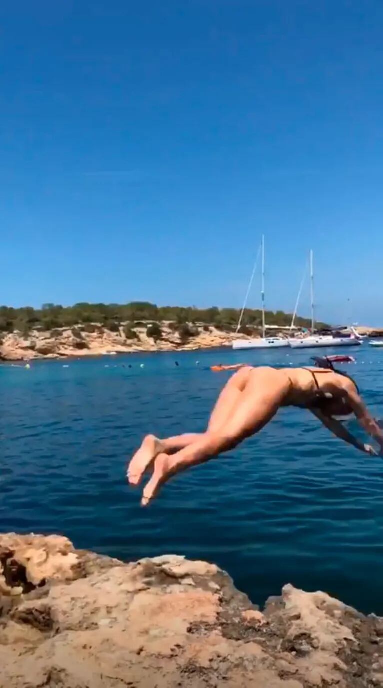 La estadía veraniega de Lali Espósito en Ibiza: look al natural y chapuzón sexy en el mar