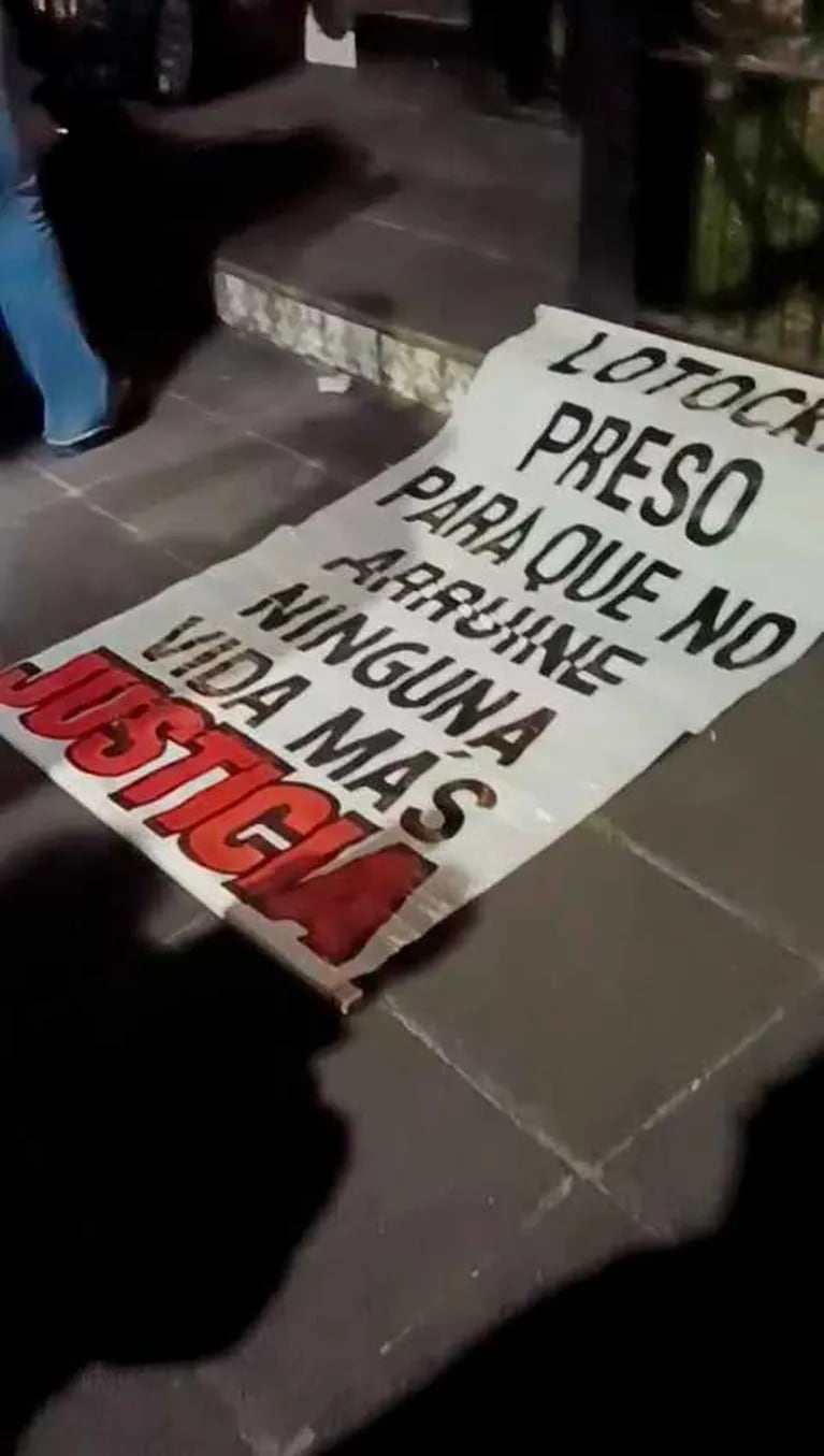 Uno de los carteles colocado en la puerta de la casa de Aníbal Lotocki (Foto: Fernando Gatti)