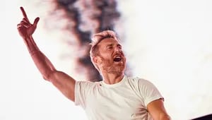 David Guetta despide el año con un show benéfico por streaming desde el Louvre