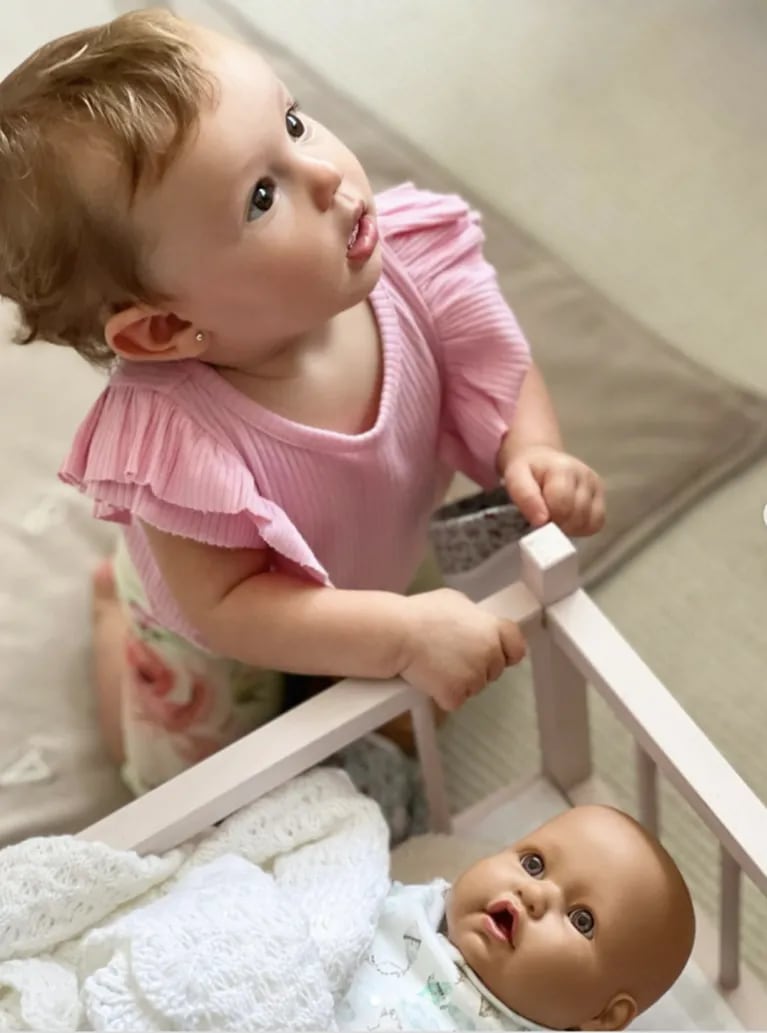 Las fotos más dulces de Ana, la hija de Pampita y Roberto García Moritán, con su bebé de juguete