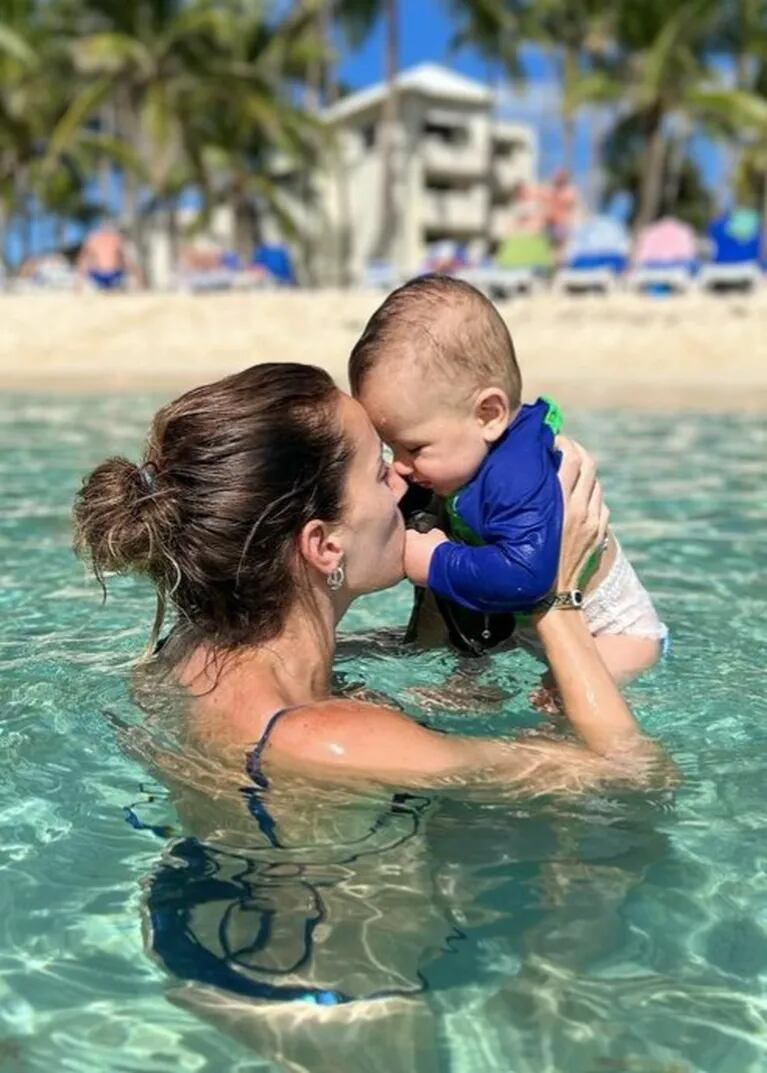 Las tiernas fotos de Mica Viciconte con su hijo Luca de vacaciones en República Dominicana