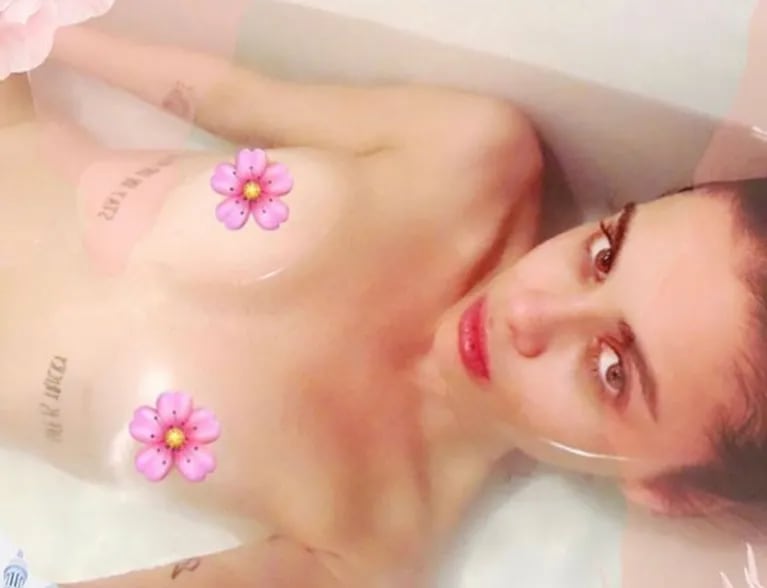 La foto de Vitto Saravia, desnuda en una bañera… ¡y con tatuajes en una zona muy hot!