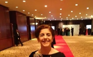 Cristina Banegas feliz con su Emmy. (Foto: Twitter - Claudio Villarruel)