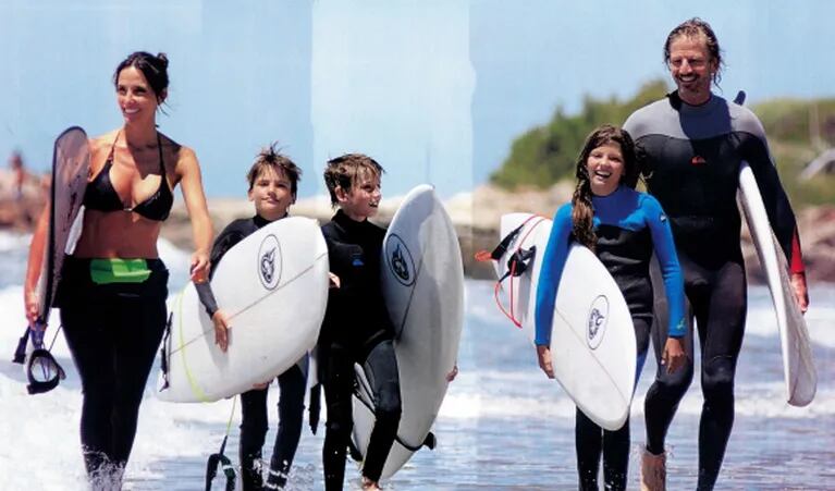 ¡Familia surfera! Facundo Arana y María Susini, junto a sus hijos: pasión compartida en las playas de Mardel