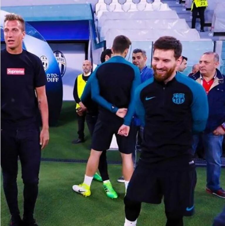 Maxi López posó sonriente junto a Lionel Messi, Javier Mascherano e Iniesta