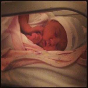 Tamara compartió una tierna foto de la recién nacida (Foto: Twitter). 