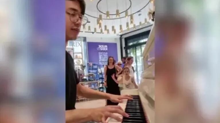 Una niña interrumpe a este pianista...¡para ponerse a tocar con él!