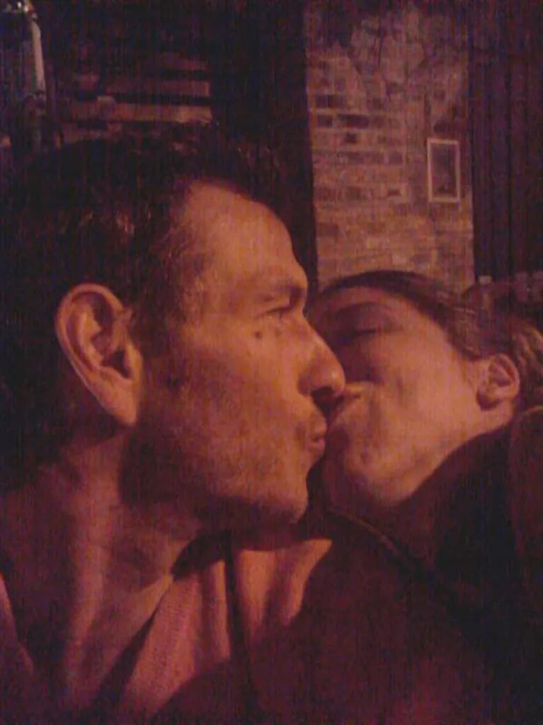 Florencia Bertotti y Federico Amador, súper enamorados (Foto: Twitter). 