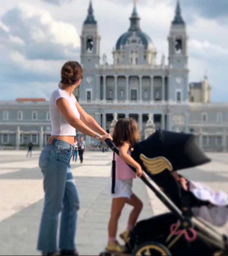 Las fotos de la China Suárez paseando con sus hijas por el Palacio Real de Madrid 