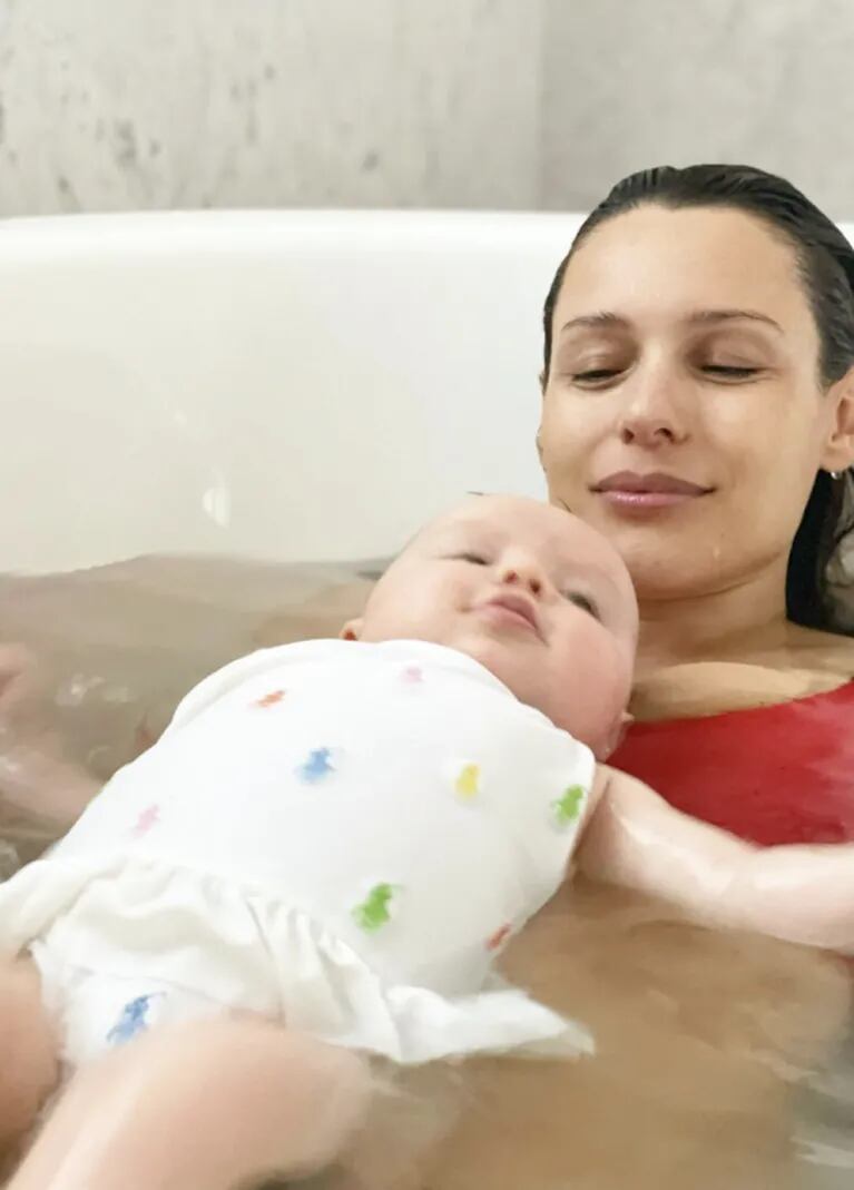 Pampita compartió la secuencia de fotos más linda bañándose con Ana