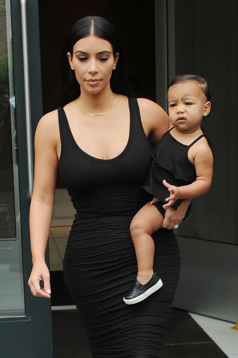 ¡De tal palo…! Kim Kardashian viste a su hija igual que ella. (Foto: Grosby Group)