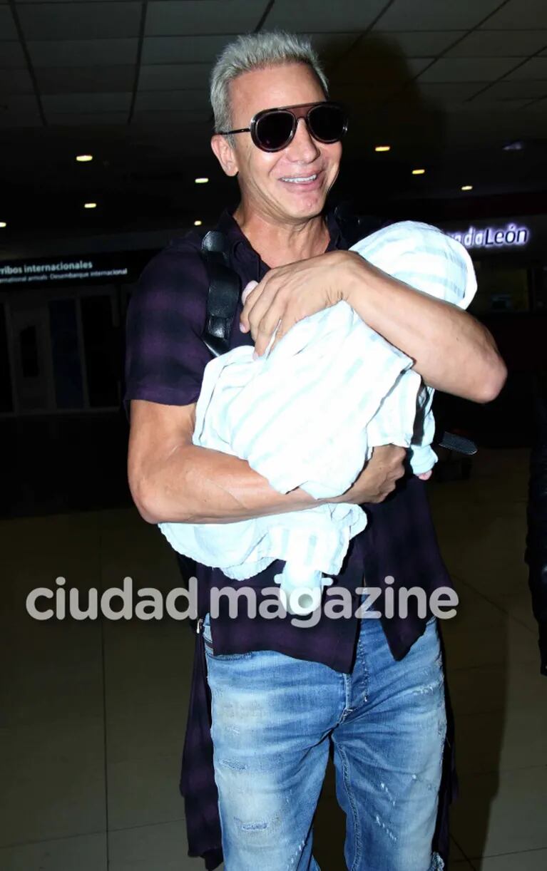 Flavio Mendoza arribó a la Argentina junto a su bebé, Dionisio, un día después de su primer cumplemes