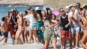 Lionel Messi revolucionó una playa de Ibiza. Fotos: GrosbyGroup.