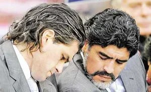 Diego Maradona y Alejandro Mancuso. (Foto: Web).