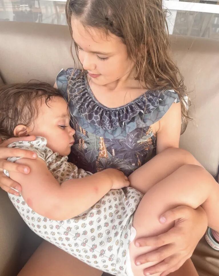 Paula Chaves compartió una dulce foto de sus hijas: "Al infinito"