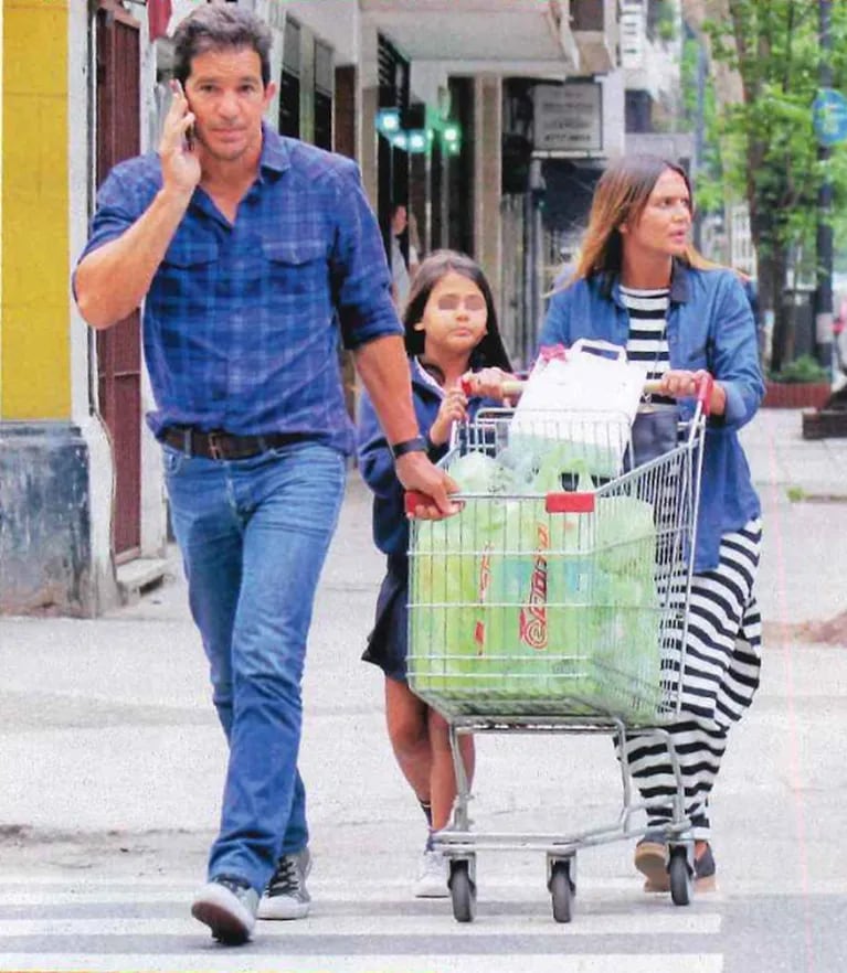 Amalia Granata y Leonardo Squarzon, juntos y en familia haciendo las compras en el supermercado 