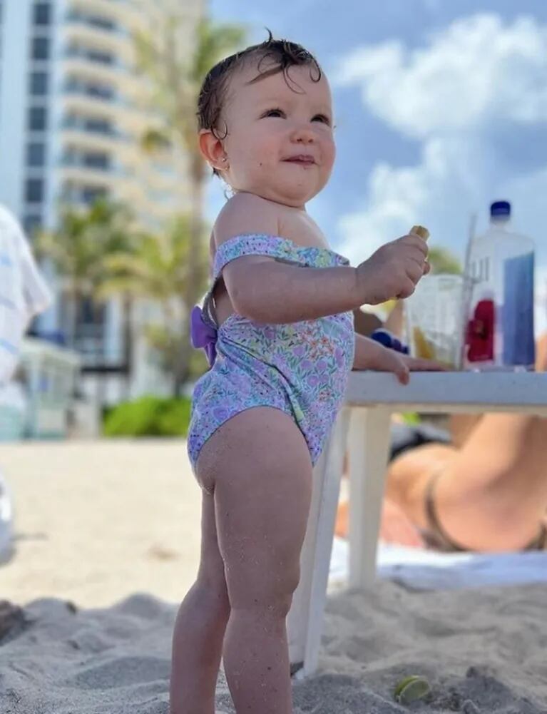 Pampita y Ana García Moritán disfrutaron de un día de playa en Miami: el tierno video de la beba en el mar