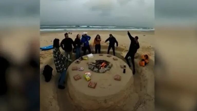Este novio pasó cuatro horas cavando una mesa de arena gigante en la playa para el cumpleaños de su novia