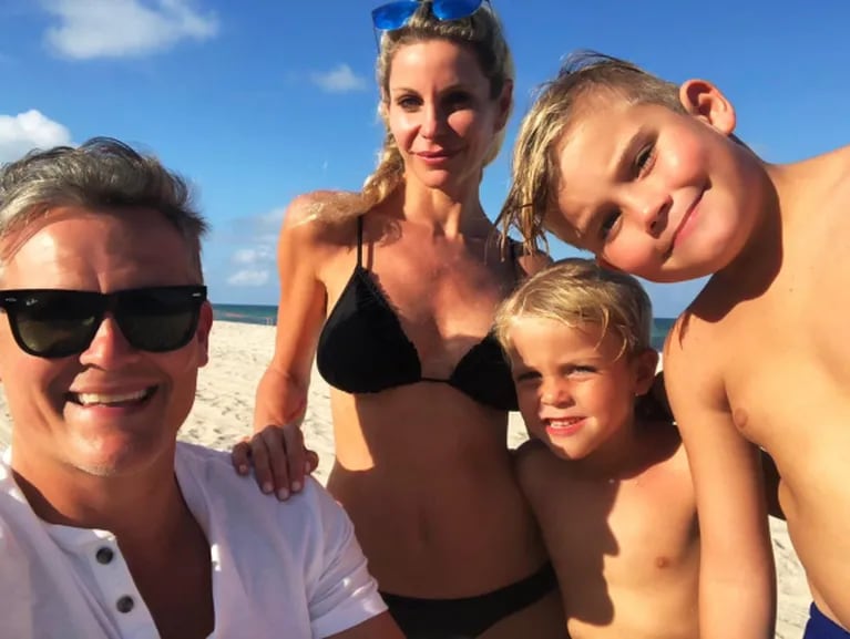 Las vacaciones familiares de Jimena Cyrulnik en Miami: lomazo al sol... y manito pícara de su marido