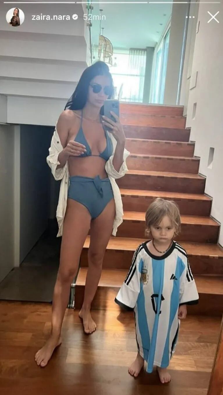 Zaira Nara y su hijo mostraron sus looks para alentar a la Selección Argentina: traje de baño y camiseta oversize