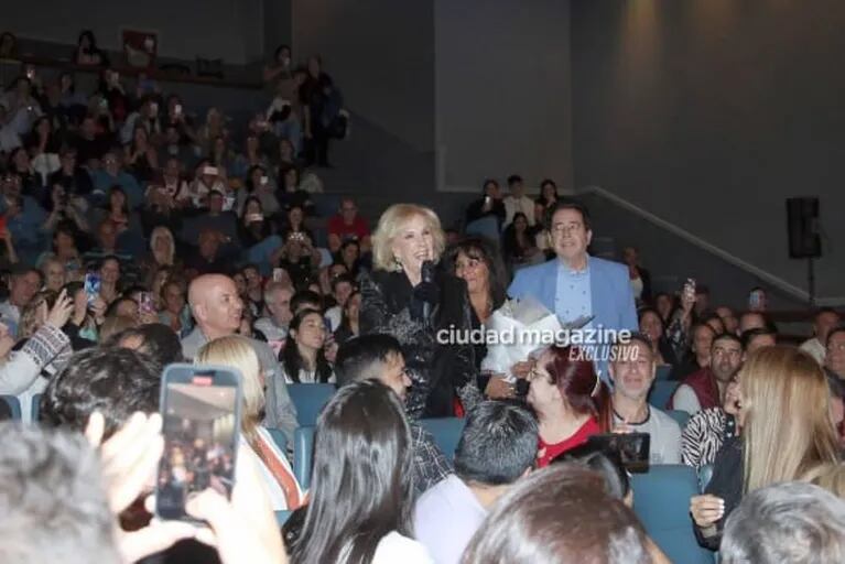 Mirtha Legrand fue a ver la obra de Mariano Martínez y fue ovacionada por una multitud