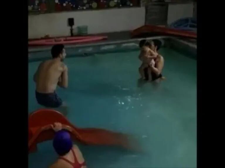 Cinthia Fernández y Matías Dedederico: la divertida clase de natación junto a sus gemelas