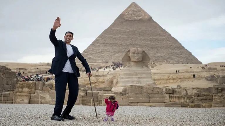 El hombre más alto y la mujer más pequeña posaron en Egipto