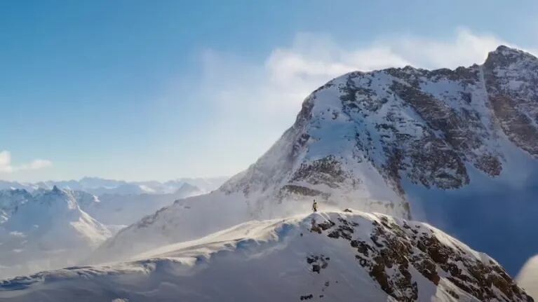 Este fotógrafo logra capturar en dron la sensación que se siente al alcanzar la cima nevada de una montaña en Suiza