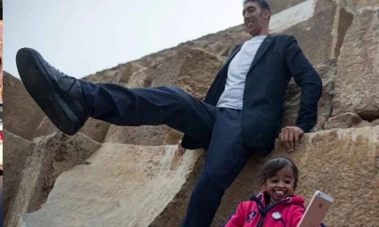 El hombre más alto y la mujer más pequeña del mundo posaron juntos en las pirámides de Egipto