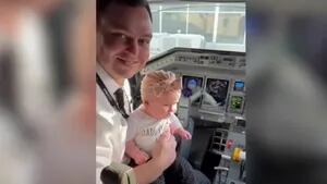 Este orgulloso padre consiguió su objetivo de pilotar el primer avión en el que viajaba su hija de cuatro meses