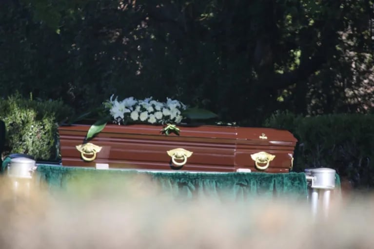 Las imágenes del doloroso último adiós a Sergio Denis en el cementerio de Pilar
