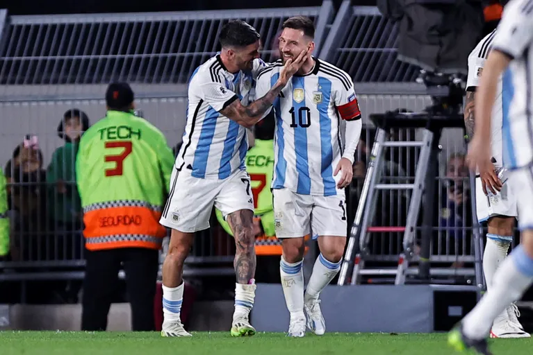 Lionel Messi y Rodrigo de Paul. (Foto: Efe)