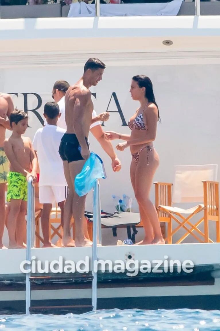 Cristiano Ronaldo y su mujer Georgina Rodríguez disfrutan en familia de la dolce vita en un espectacular yate en St.Tropez