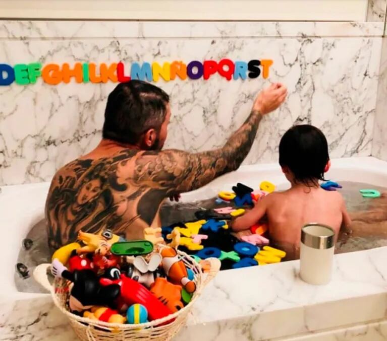 Las fotos de Marcelo Tinelli jugando y enseñándole el abecedario a su hijo Lorenzo, mientras se dan un baño
