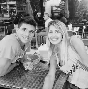 Giovanni Simeone y Natalia Melcon, la nueva pareja botinera. (Foto: Instagram.com/natimelcon/)