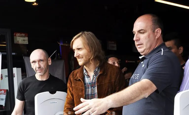 David Guetta firmó autógrafos y se sacó fotos con sus fans (Foto: Jennifer Rubio).