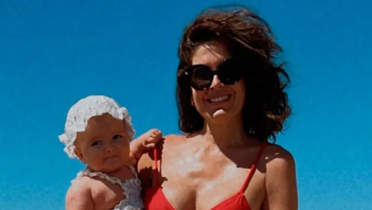 Isabel Macedo compartió las fotos más tiernas de su beba de siete meses en la playa.