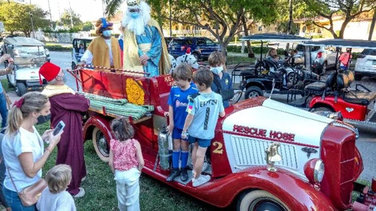 Los Reyes Magos llegan en un antiguo camión de bomberos 