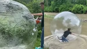 Este estudiante intentó atravesar un río dentro de una bola de hamster humana