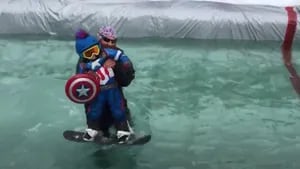 Dos esquiadores ayudaron a este niño de cuatro años a completar una de las tradiciones de final de temporada